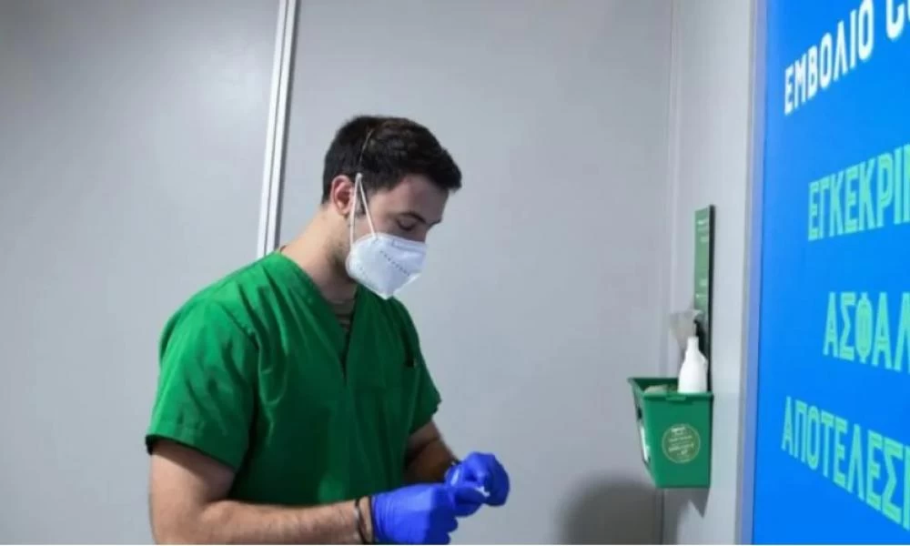 Στο ΣτΕ η συνταγματικότητα του προστίμου των 100 ευρώ σε όσους αρνούνται να εμβολιαστούν